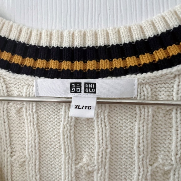 Uniqlo | CABLE V-NECK VEST - Picture 3 of 3